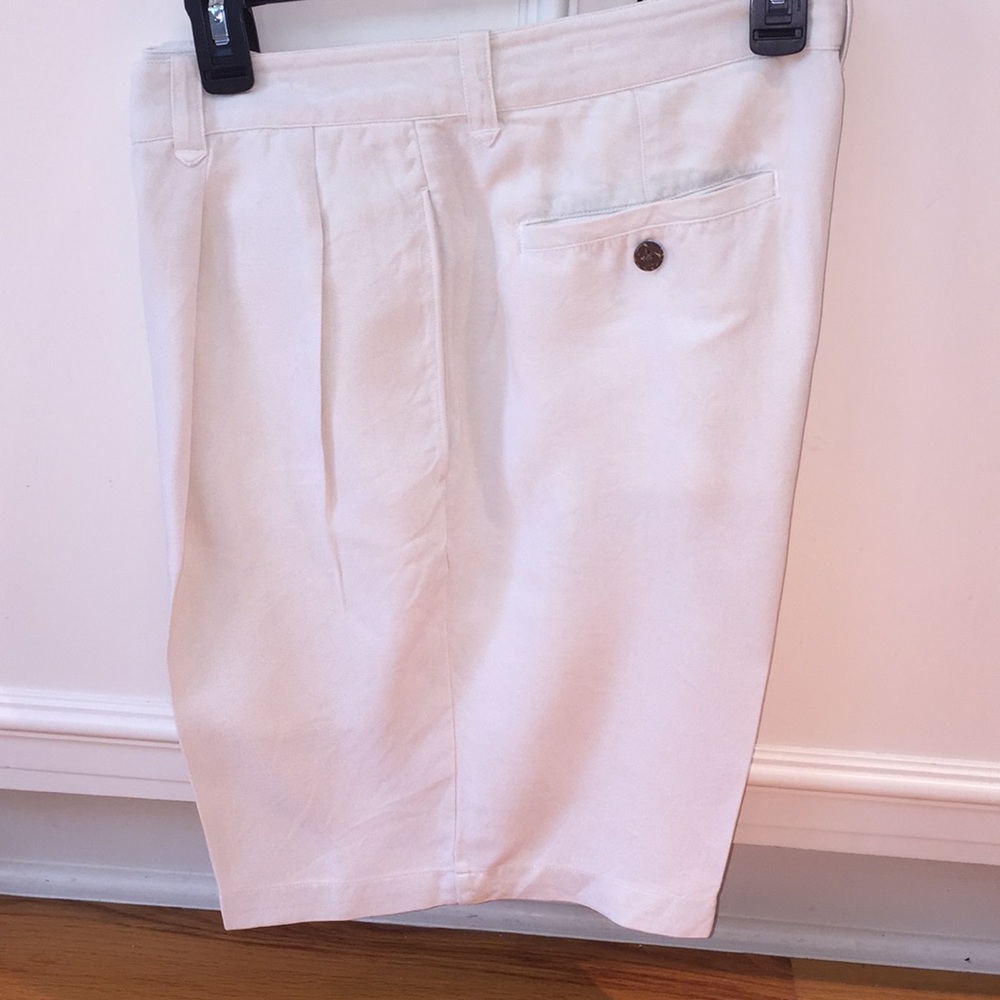 Men’s cream shorts. Tommy Bahama.
